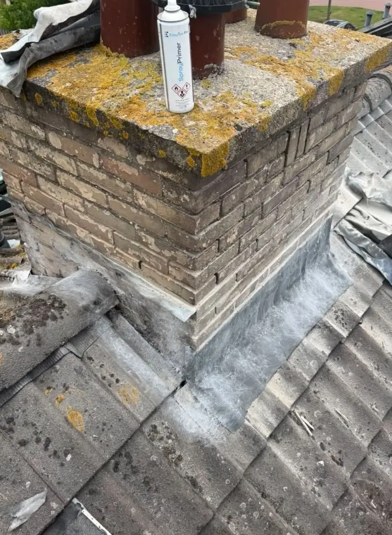 Voorbereiding van het dakdetail rond de schoorsteen