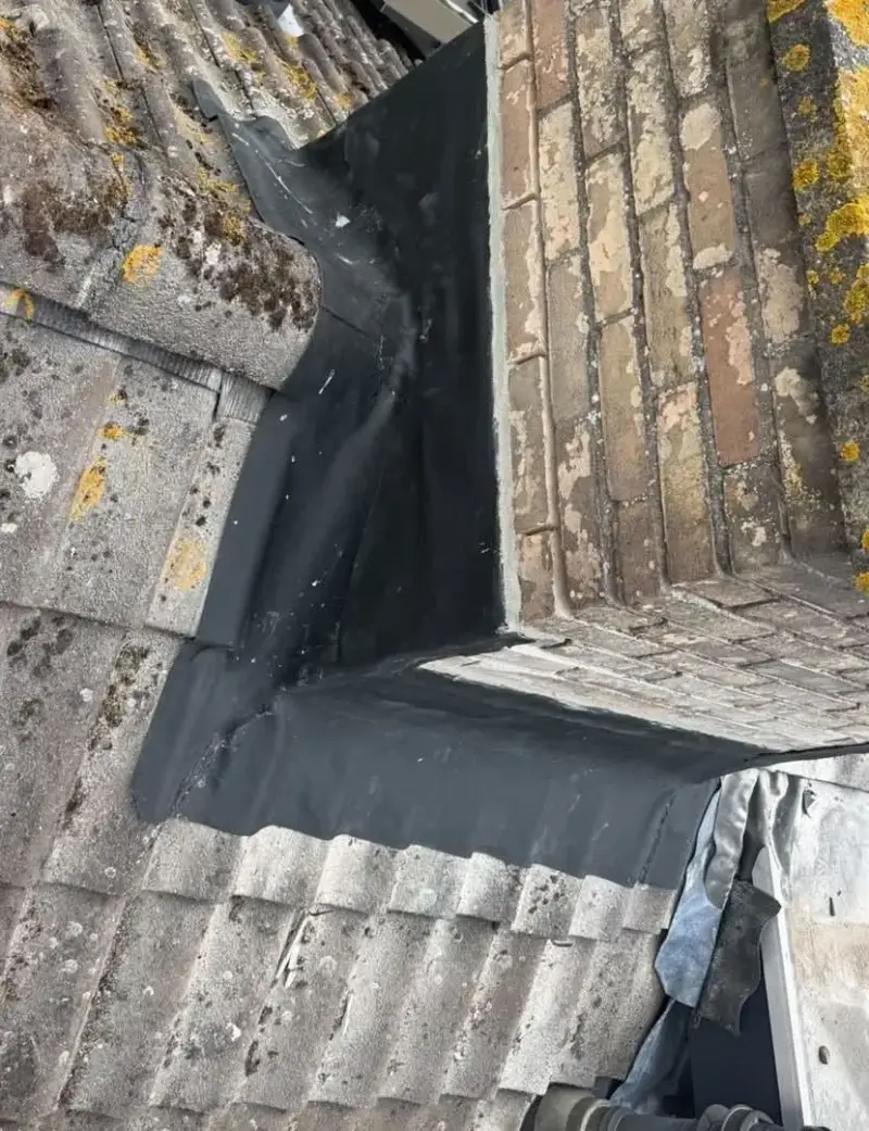 Nieuwe zwarte afwerking tijdens het aanbrengen