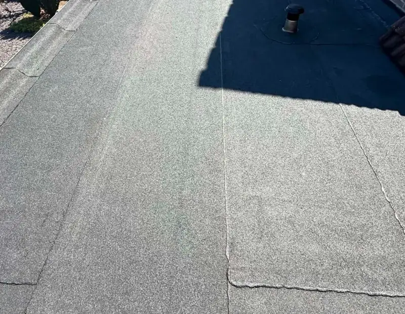 Afgewerkt plat dak met bitumineuze banen