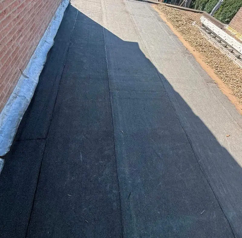 Nieuwe zichtbare bitumineuze afwerking op het dakvlak