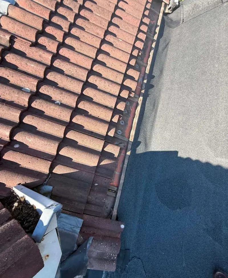 Detail van de nieuwe zichtbare dakafwerking