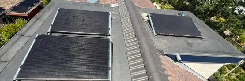 Afgewerkte nok tussen bestaande zonnepanelen