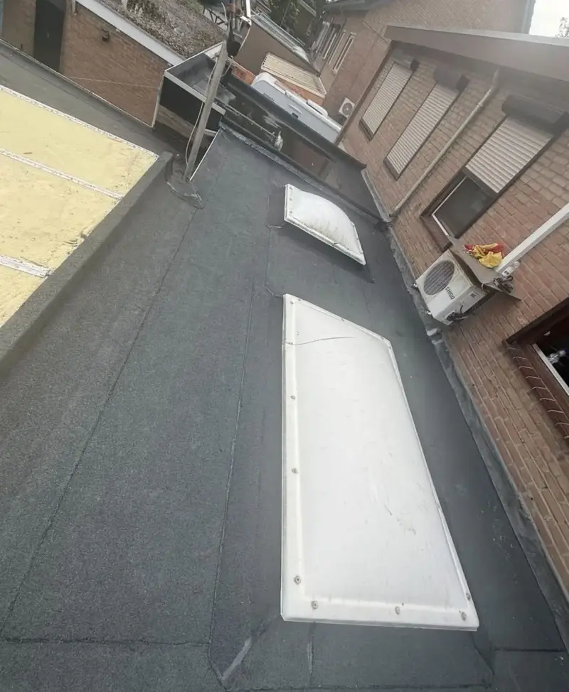 Hersteld werkvlak met een nieuwe zichtbare dakafwerking
